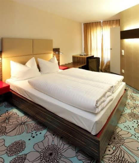 Arkade Hotel Am Theater ไฮล์บรอนน์ ภายนอก รูปภาพ